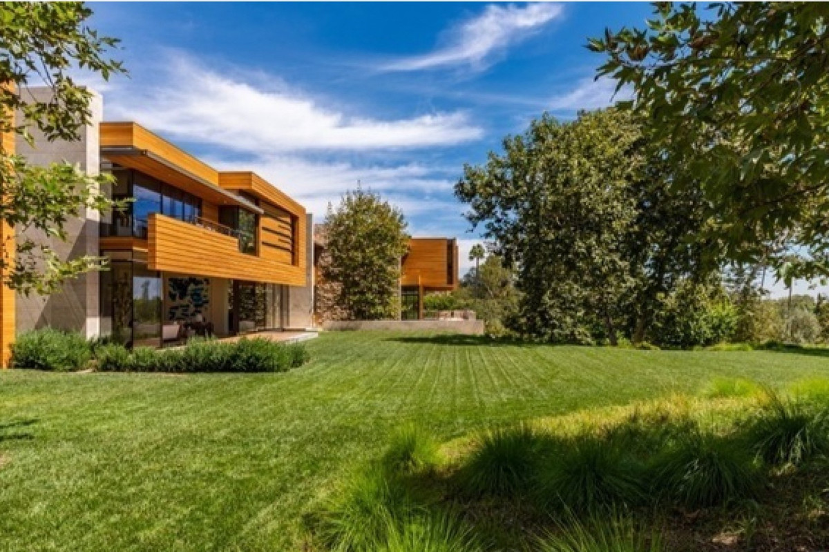 Căn biệt thự hòa mang lại cảm giác mới mẻ và thoải mái với bãi cỏ xanh tươi và hàng cây xanh cao lớn.
