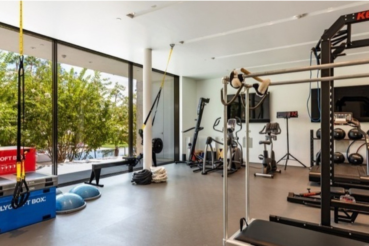 Phòng thể dục được thiết kế hướng ra phía hồ bơi và có đầy đủ các thiết bị tạo nên không gian thoáng đãng, thoải mái cho những giờ tập nâng cao sức khỏe.