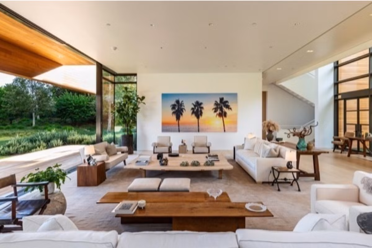 Phòng khách rộng rãi với tone màu trắng chủ đạo mang đến vẻ đẹp trang nhã, tinh khiết cho ngôi nhà. Không những thế, căn phòng như mở rộng hơn khi được thiết kế theo hướng không gian mở hướng ra phía sân cỏ.