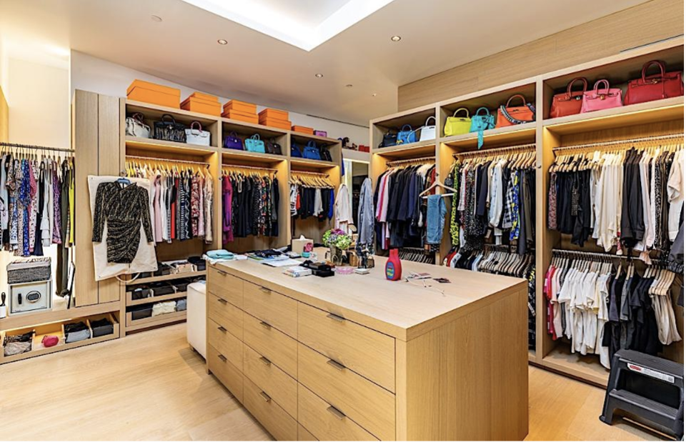 Phòng đựng quần áo thiết kế ngay bên trong phòng ngủ.