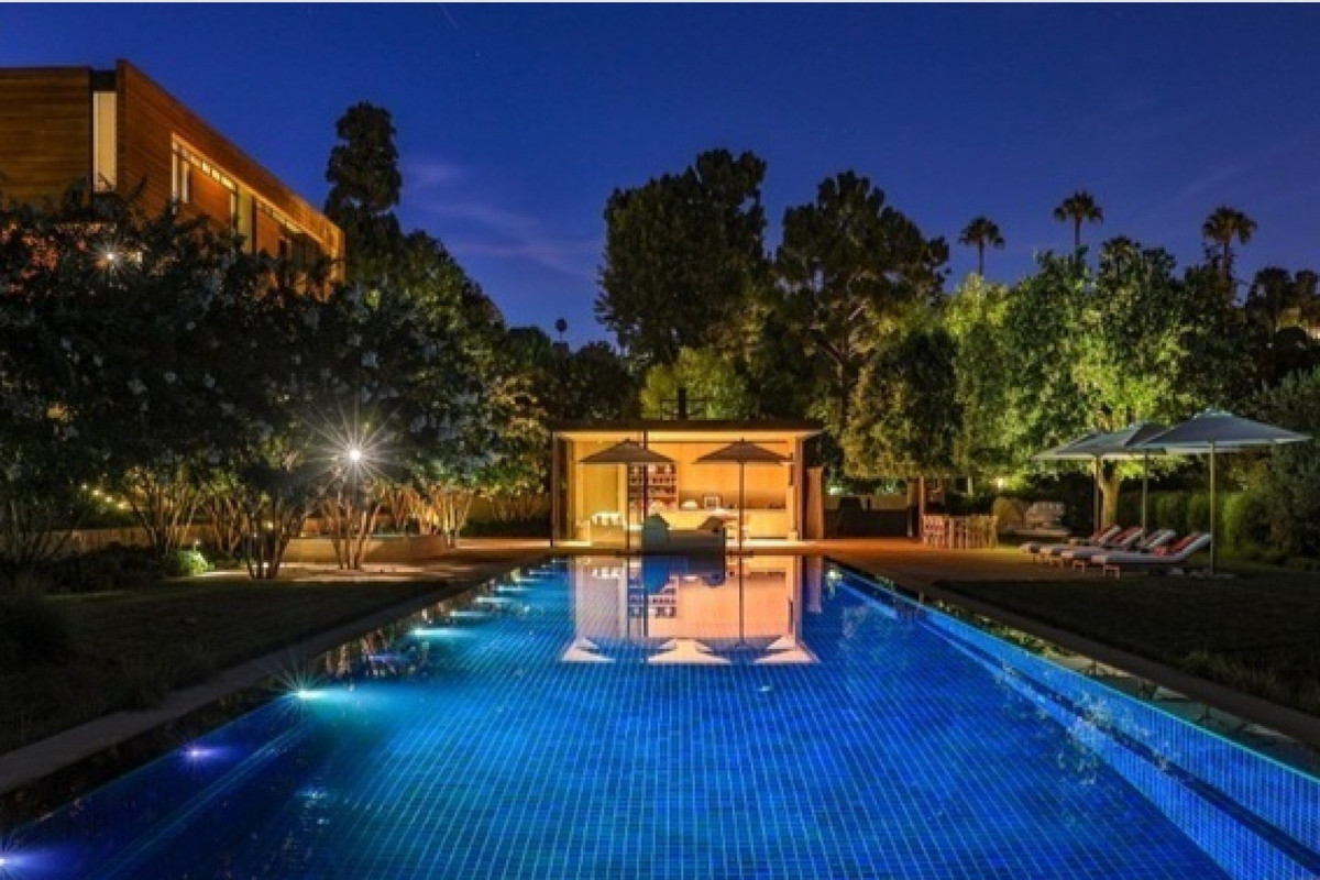 Hồ bơi xanh ngát vào ban đêm cũng trở nên lung linh hơn dưới ánh đèn.