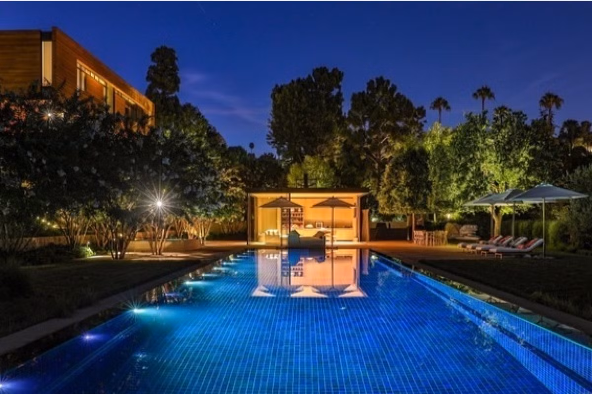 Hồ bơi xanh ngát vào ban đêm cũng trở nên lung linh hơn dưới ánh đèn.