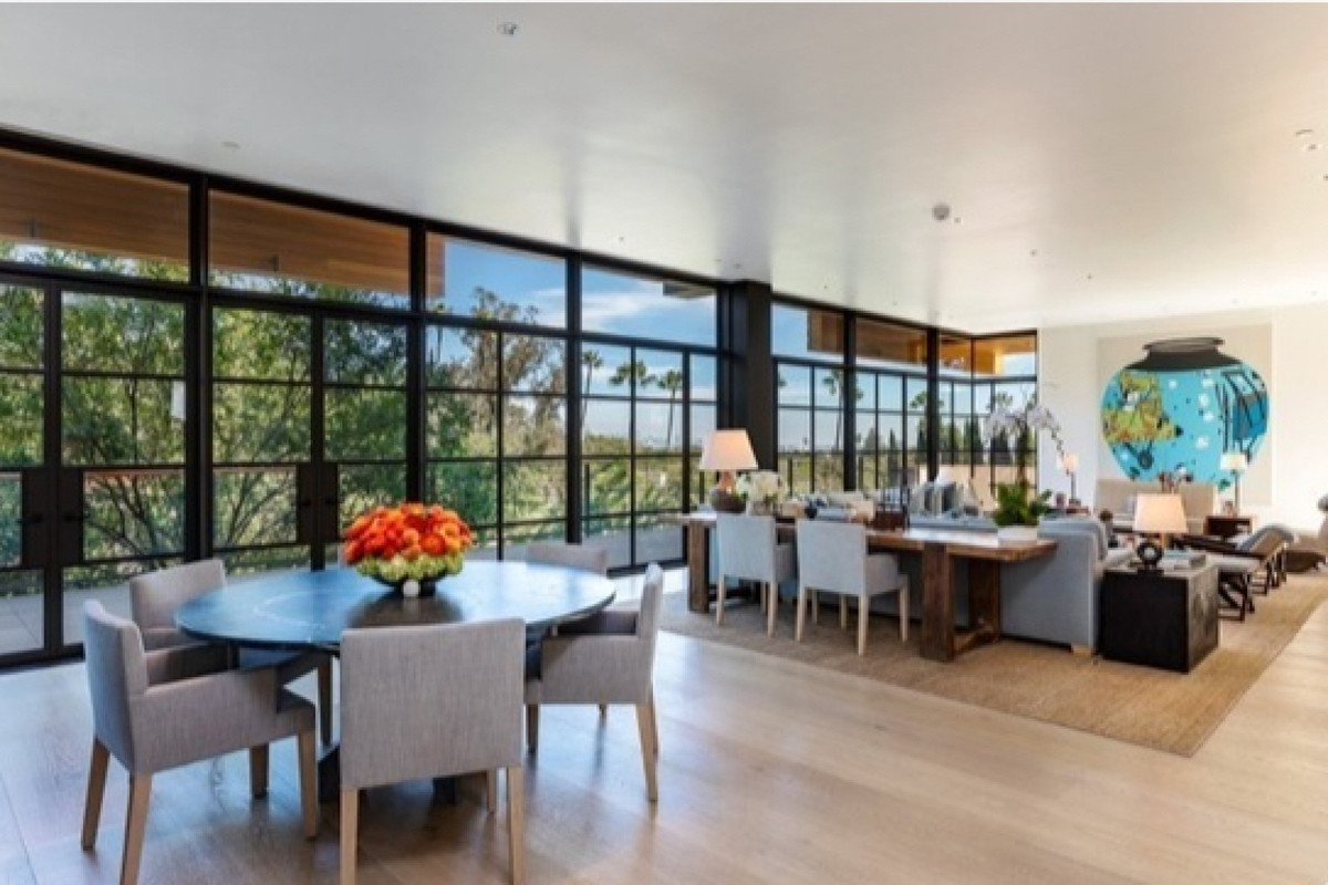 Phòng khách vô cùng rộng lớn được thiết kế hiện đại với nhiều cửa sổ kính.