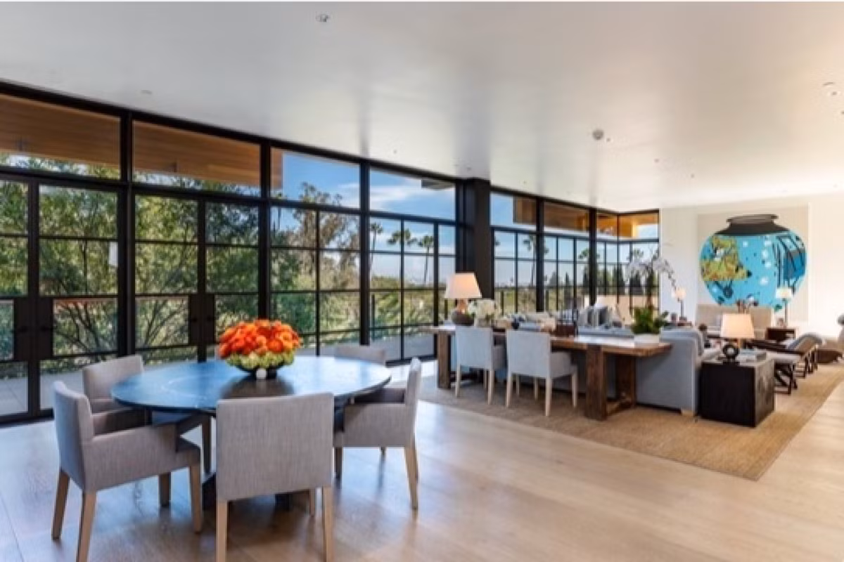 Phòng khách vô cùng rộng lớn được thiết kế hiện đại với nhiều cửa sổ kính.