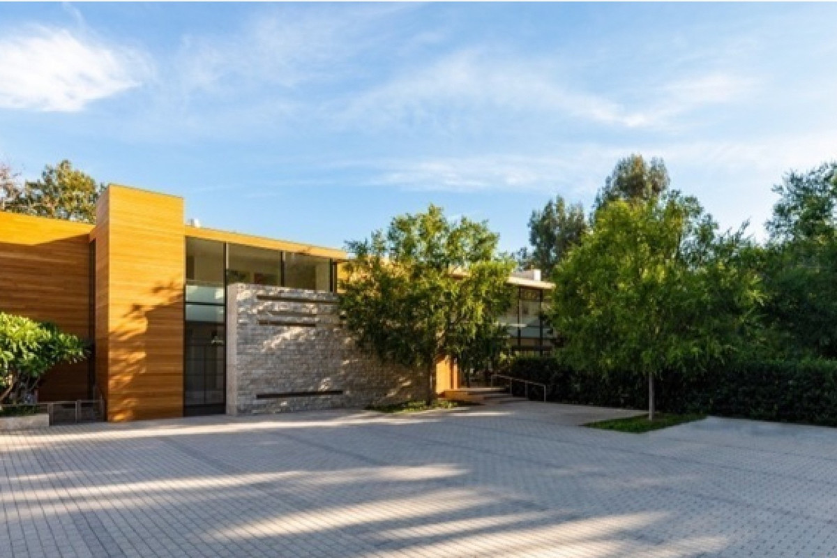 Richard Meier - kiến trúc sư nổi tiếng với công trình Getty Museum đã thiết kế căn nhà của Geffen. Với sự hòa trộn của đá, thủy tinh, thép và những thanh gỗ sồi đã tạo cho căn nhà vẻ đẹp sang trọng.