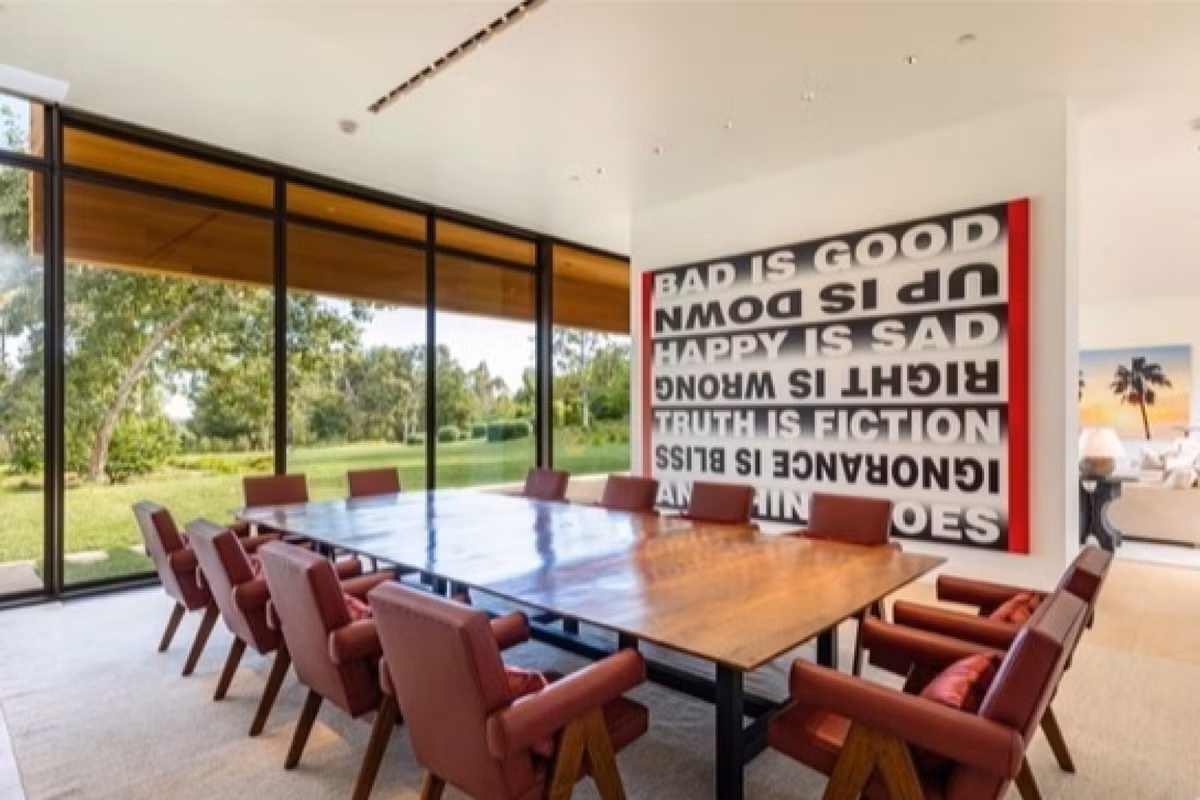 Trong phòng khách còn có sẵn một bộ bàn ghế sang trọng để họp bàn công việc với khách hàng. Nguồn ảnh: Forbes Video: Độc đáo cách tạo lối vào nhà. Nguồn: VTC1