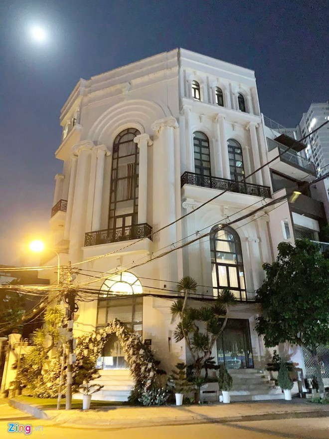 Trước khi kết hôn, nữ ca sĩ sống cùng gia đình trong biệt thự xa hoa không kém "lâu đài" nhà chồng. Ảnh: Zing