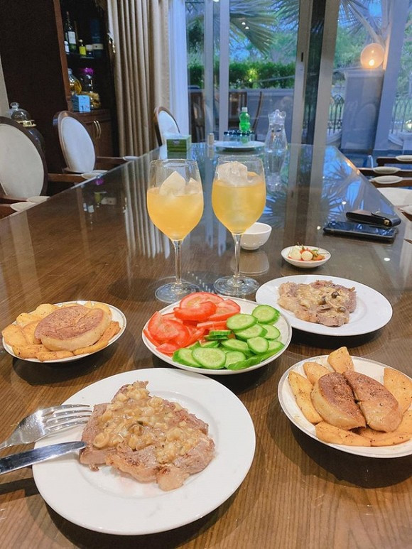 Bàn ăn lớn có view nhìn thẳng ra bên ngoài. Ảnh: FBNV.