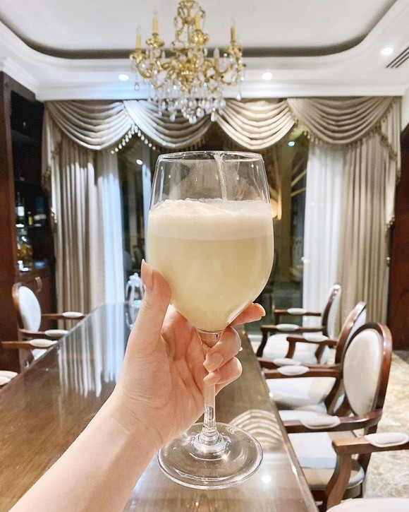 Trước đó, đã không ít lần, nữ ca sĩ Bảo Thy không ít lần khoe những góc sang chảnh trong ngôi biệt thự của nhà chồng khiến dân mạng phải trầm trồ. Ảnh: FBNV.