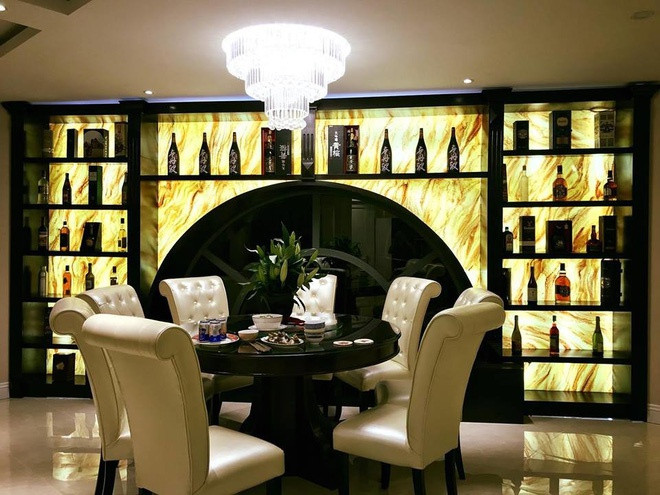 Biệt thự nằm ở vị trí đắc địa với hai mặt tiền hẻm rộng rãi, bao phủ cây xanh. Nội thất bên trong hiện đại và sang trọng. Ảnh: FBNV.