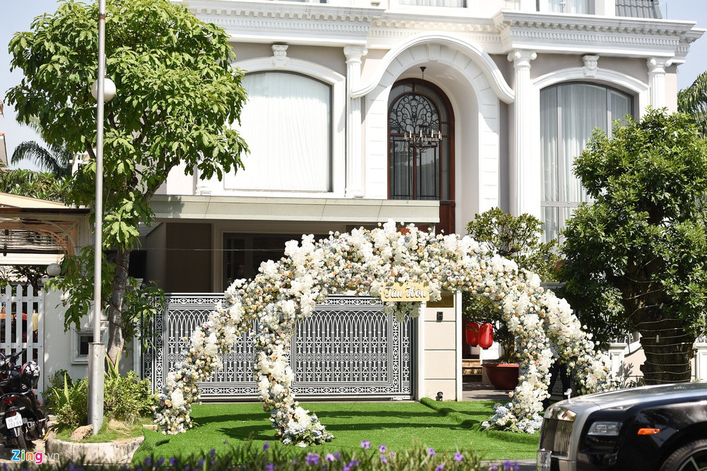 Biệt thự của chồng Bảo Thy được thiết kế kiểu cổ điển, sang trọng với màu trắng chủ đạo. Ảnh: Zing.