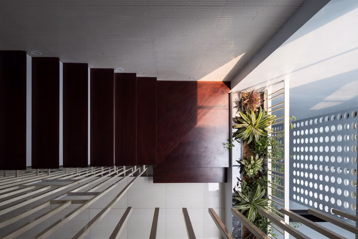 Khoảng trống sau nhà nằm cạnh cầu thang kết hợp với mảng tường gạch bông gió giúp hạn chế ánh nắng, đảm bảo riêng tư và an ninh cho ngôi nhà.