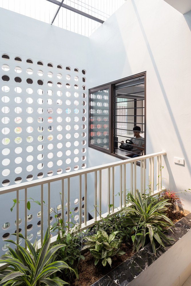 Ban công đua ra ở các tầng theo dạng so le trên chiều đứng kết hợp với sự tương phản vật liệu tạo ra nhịp điệu chuyển động và chiều sâu khi nhìn từ mọi hướng. Nguồn ảnh: Hoang Le