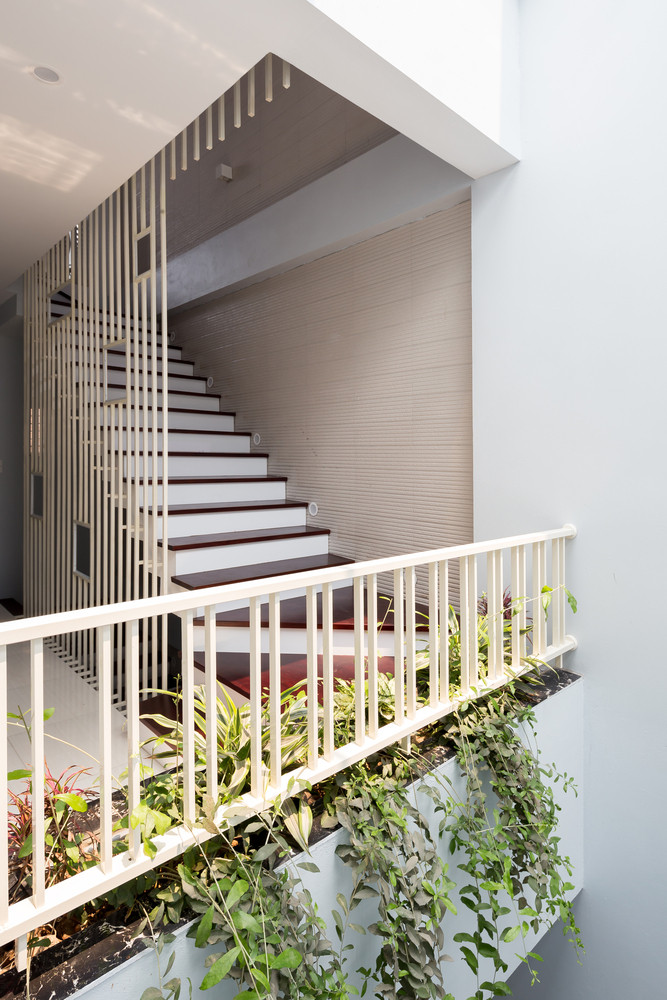 Khu chức năng phụ gồm cầu thang, phòng kho, vệ sinh.