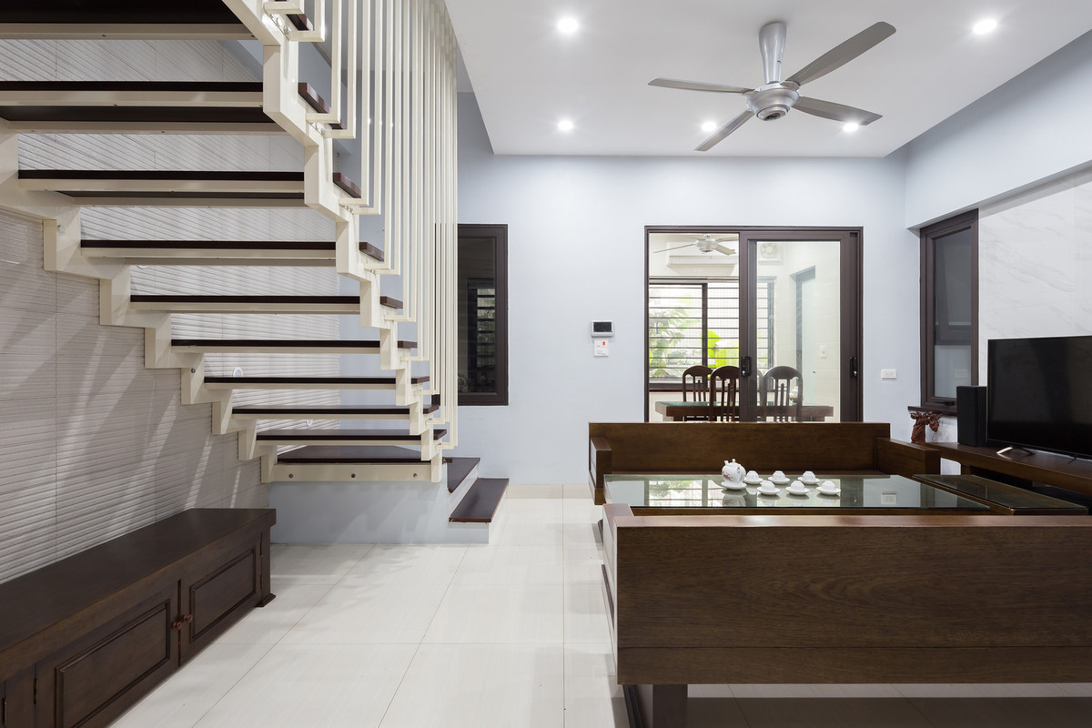 Cầu thang thiết kế áp vào tường để tiết kiệm diện tích và tăng tính kết nối giữa các không gian.