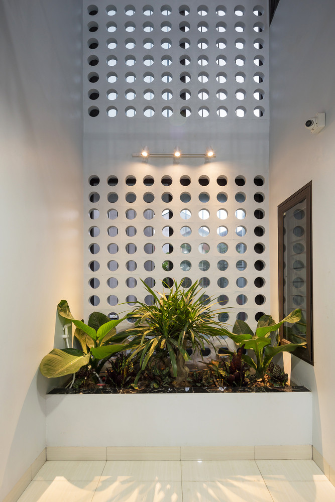 Yêu cầu của chủ đầu tư là tạo ra không gian sống hài hòa giữa việc ở và dạy học. Tất cả không gian phải tận dụng được các yếu tố tự nhiên như nắng, gió, và đưa nhiều cây xanh vào căn nhà.