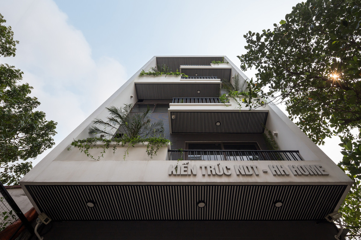 Hơn nữa, mặt tiền phủ kín cây xanh còn giúp điều hòa không khí. Con người luôn cảm thấy màu xanh của cỏ cây, hoa lá từ bên trong, giúp giảm stress hiệu quả.