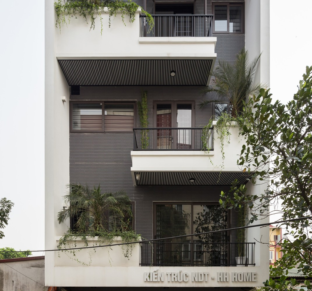 Nằm trong khu vực đông dân cư tại Bắc Ninh, ngôi nhà có diện tích 76m2 (6,3m x 12m) và mặt tiền chính hướng bắc. Đây thực sự là một thách thức với nhóm thiết kế.