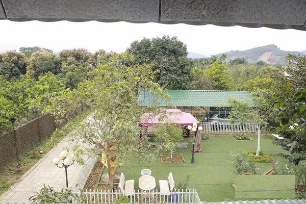 NSND Thanh Hoa và chồng hiện đang sinh sống trong một căn nhà vườn rộng hơn 1.000 m2 tại Thạch Thất, Hà Nội. Ảnh: Internet.