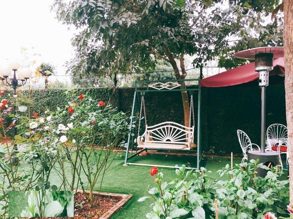 Những khóm hoa đủ sắc màu bung nở trong vườn nhà nghệ sĩ. Ảnh: Internet.