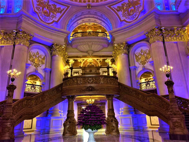 Không gian mái vòm thông tầng nội thất ở điểm cao nhất tương đương tòa nhà 11 tầng, đường kính rộng tới 18m. Chiều cao kiến trúc phía ngoài tương đương với tòa nhà 18 tầng. Ảnh: Baodansinh.