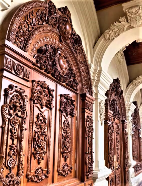 Những chi tiết trang trí cầu kỳ trong tòa lâu đài nguy nga khiến nhiều người phải choáng ngơp. Ảnh: Baodansinh.