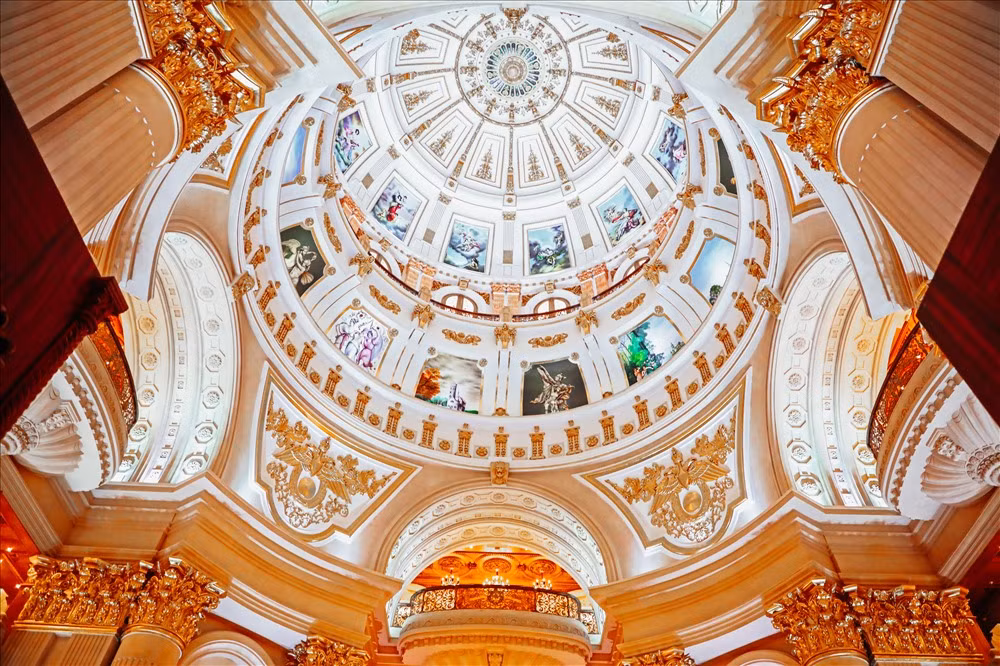 Khu vực trung tâm tòa nhà nổi bật nhờ các chi tiết chạm nổi trên trần được mạ vàng. Ảnh: Người đưa tin.