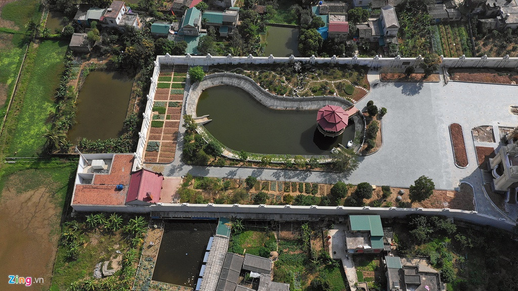 Bao quanh tòa lâu đài là những khoảnh vườn với trên 20 cây cổ thụ như thông, lộc vừng, tùng La Hán...,mỗi cây có giá không dưới một tỷ đồng. Ảnh: Zing.