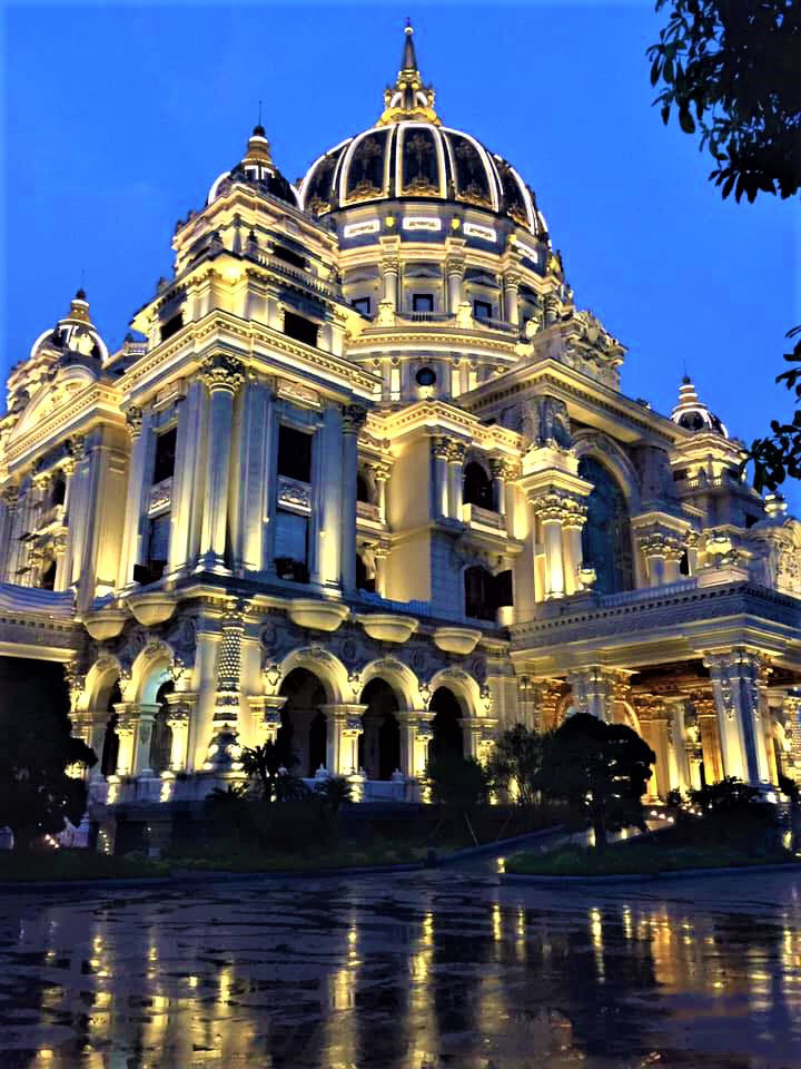 Tòa nhà được lấy ý tưởng từ Nhà thờ Thánh Peter và những công trình ở Vatican (Italy) kết hợp với một số chi tiết thuần Việt và sở thích của gia chủ. Công trình được phân tách thành 2 khối nhà, sử dụng song song làm nhà ở và văn phòng công ty. Ảnh: KientrucAC.