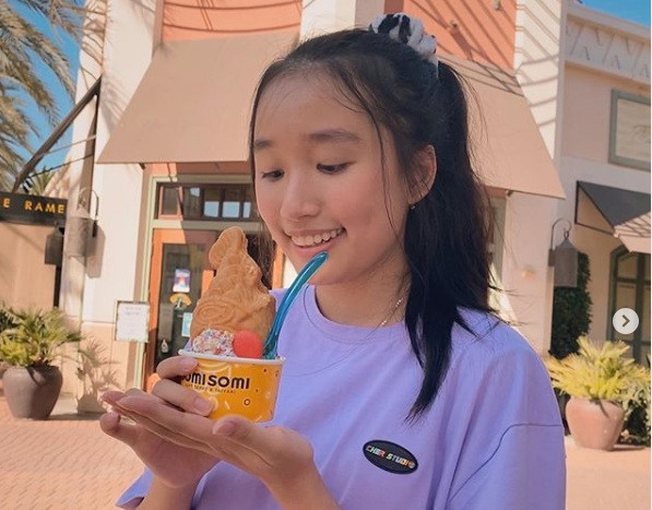 Chủ nhân của channel này là một cô gái người Việt sinh năm 2005, năm nay 15 tuổi.