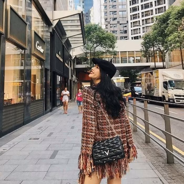 Ngoài ra, Châu Bùi còn là một tín đồ hàng hiệu với vô số món đồ đắt đỏ, một trong số đó là chiếc túi màu đen đến từ thương hiệu Louis Vuitton trị giá gần 100 triệu đồng.