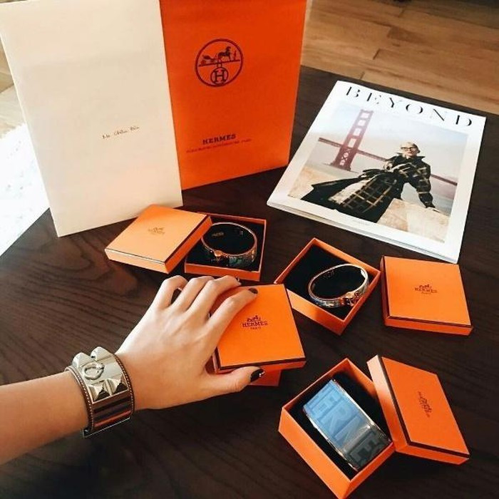 Cùng một lúc hotgirl Châu Bùi tậu 4 chiếc vòng tay của Hermes.