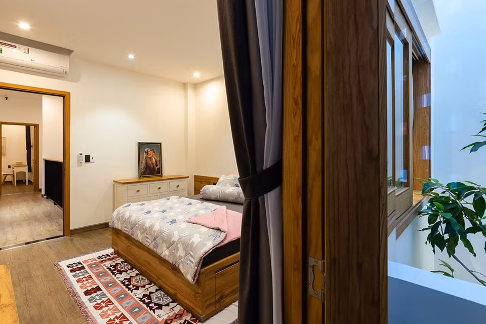 Phòng ngủ tối giản và ấm cúng.