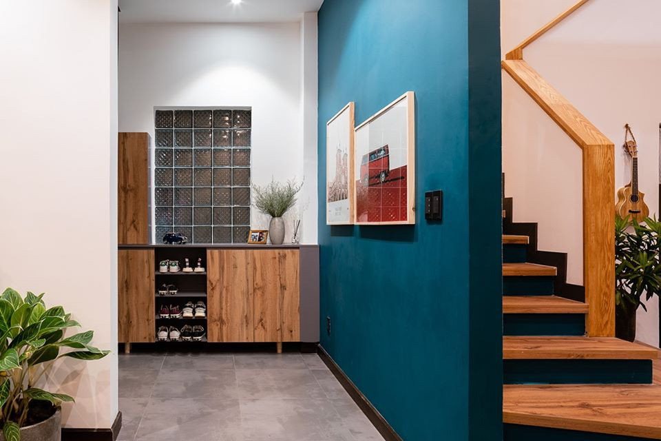 Trắng sáng và xám xi măng là gam màu chủ đạo của ngôi nhà. Một vài vị trí được nhấn nhá bằng màu xanh địa trung hải, mang đến cảm giác sáng sủa.