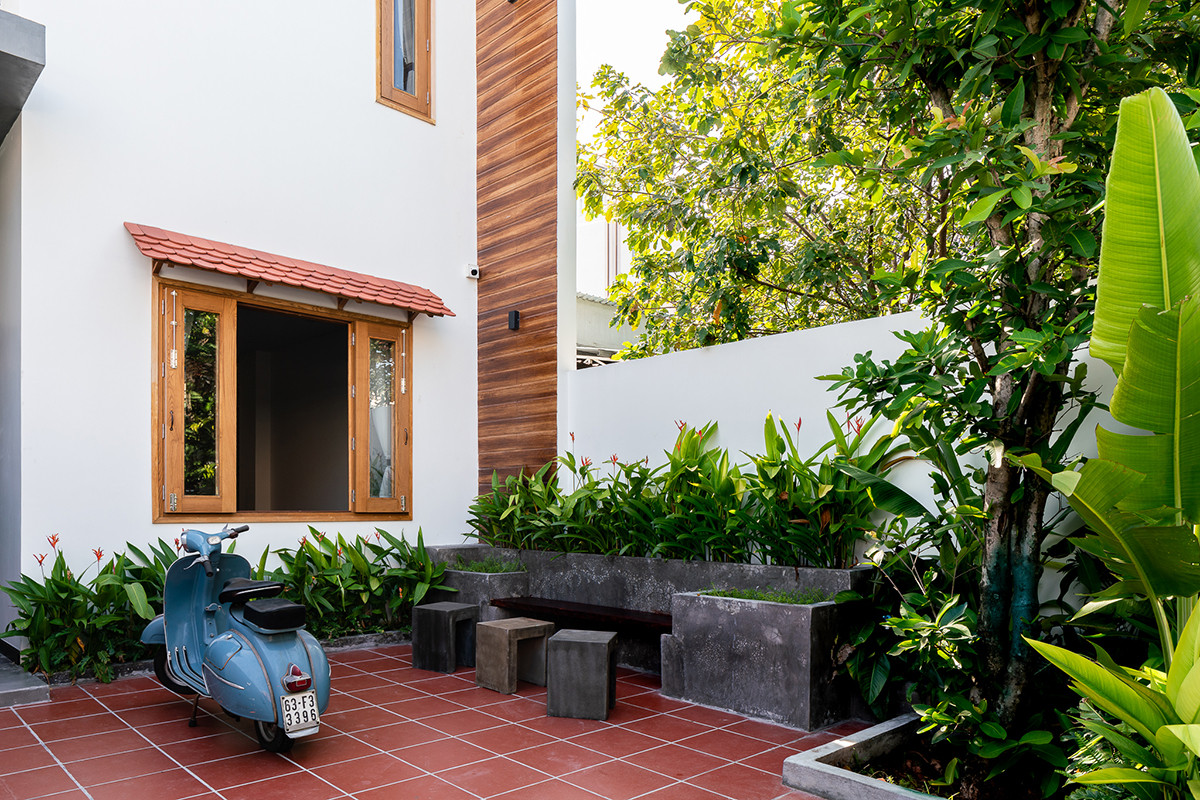 Mặt tiền nhà nằm theo hướng Tây Nam, phải hứng nắng chiều khá nhiều, nên thiết kế mặt đứng được đưa ra theo tiêu chí hạn chế số lượng và tiết diện cửa sổ.