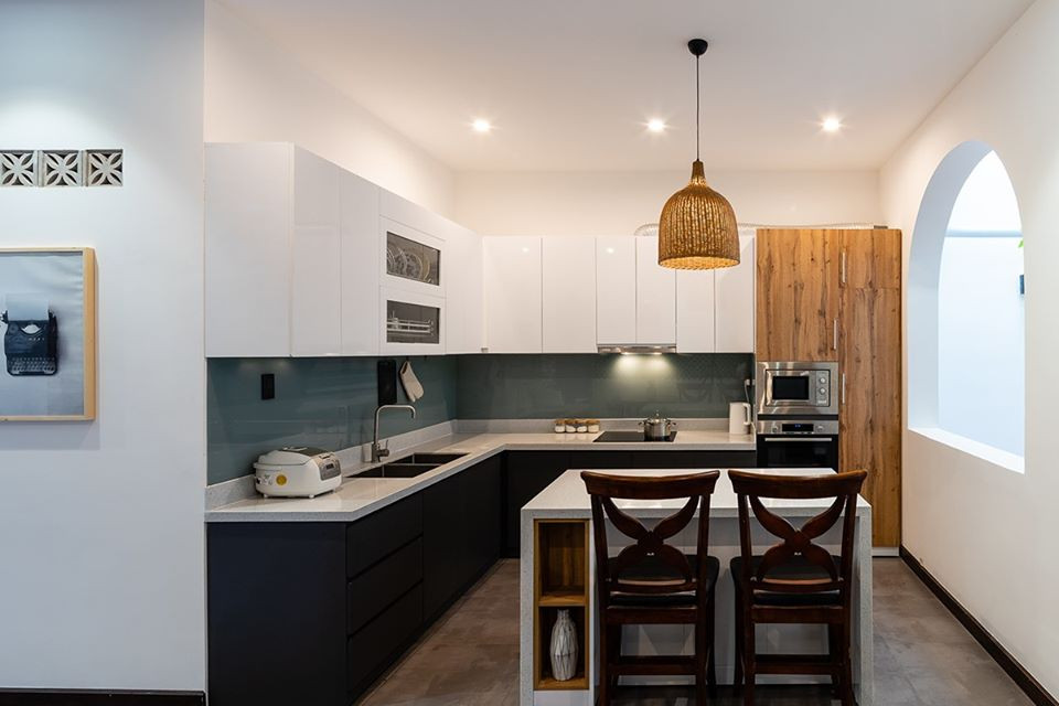  Nhà bếp ấn tượng với việc kết hợp hai gam màu trắng đen đối lập. Nguồn ảnh: Quang Dam.