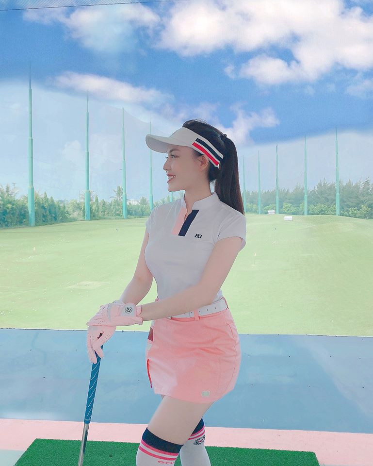 Thời gian rảnh rỗi, Âu Hà My còn đi chơi golf. Nguồn ảnh: FBNV. Video: Đại gia Việt lùng sục cá ‘khủng long 6 sừng. Nguồn: VTC14