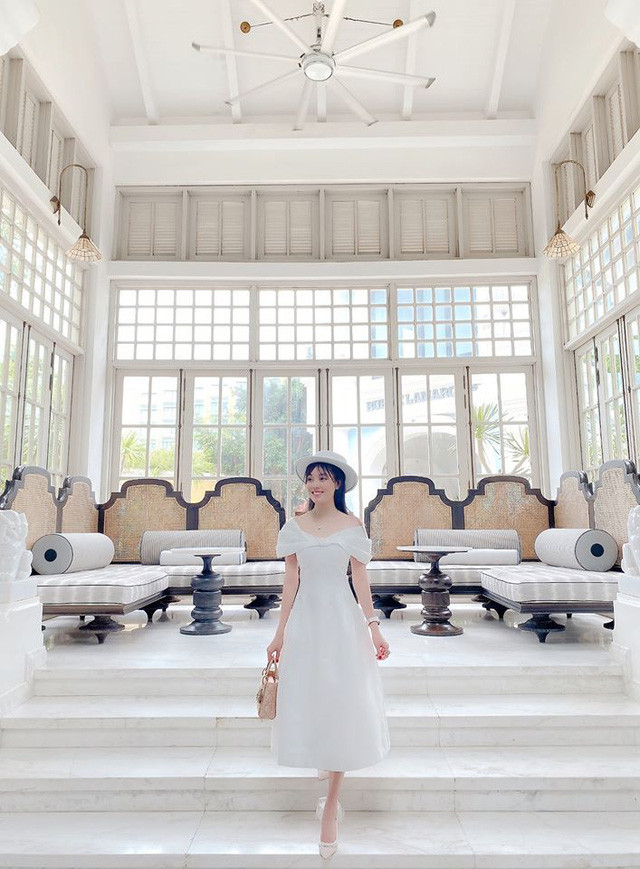 Nữ giảng viên sinh năm 1994 thường xuyên diện túi hiệu Chanel, Dior... và checkin ở những địa điểm sang chảnh, xa hoa.