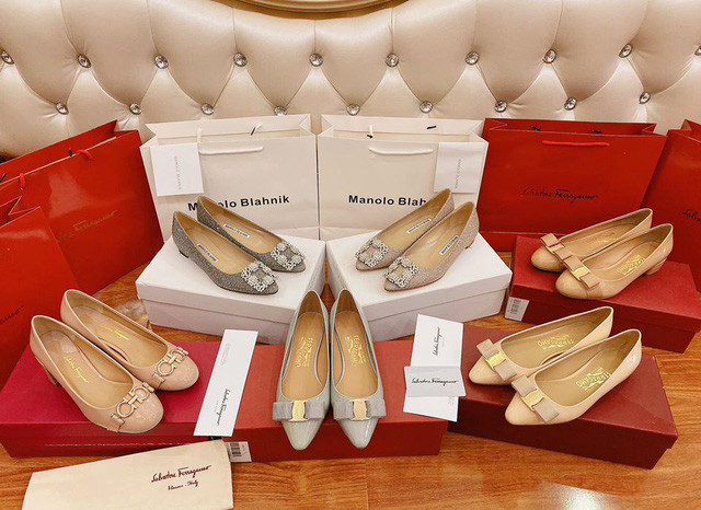 Có lần Âu Hà My sắm cả loạt giày dép cùng kiểu nhưng khác màu của Manolo Blahmik và Salvatore Ferragamo có giá mỗi đôi khoảng 16 đến 25 triệu đồng.