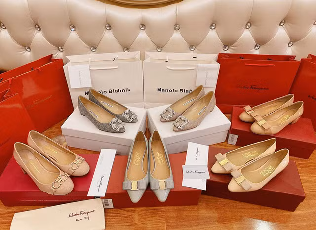 Có lần Âu Hà My sắm cả loạt giày dép cùng kiểu nhưng khác màu của Manolo Blahmik và Salvatore Ferragamo có giá mỗi đôi khoảng 16 đến 25 triệu đồng.