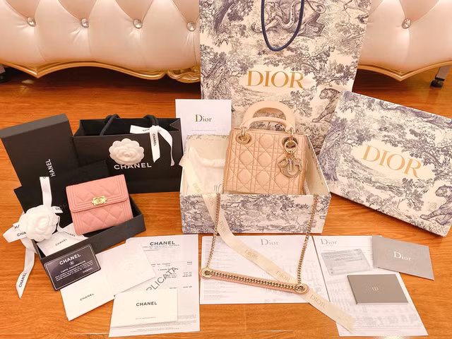 Cô nàng còn thường xuyên shopping, đồ hiệu sắm không ngớt tay. Khi thì nhẹ nhàng với ví Chanel hơn 10 triệu và túi Lady Dior gần 100 triệu đồng.