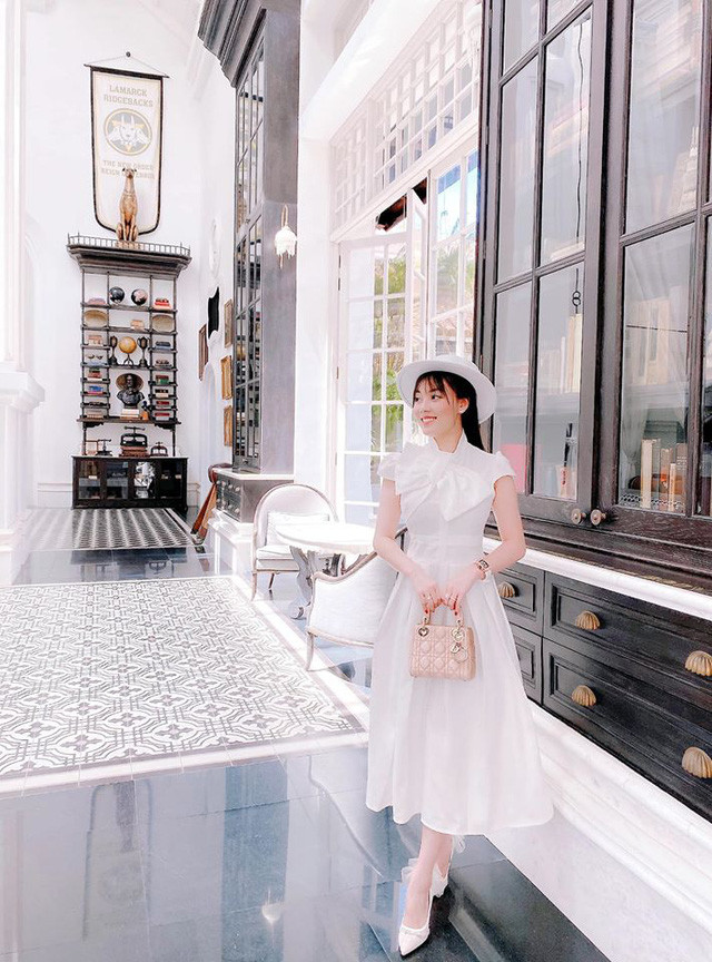 Thông qua những hình ảnh mà nữ giảng viên Âu Hà My đăng tải trên trang cá nhân, có thể thấy phần nào cuộc sống sang chảnh chẳng kém bất cứ tay chơi nào trong Vbiz của cô gái này.