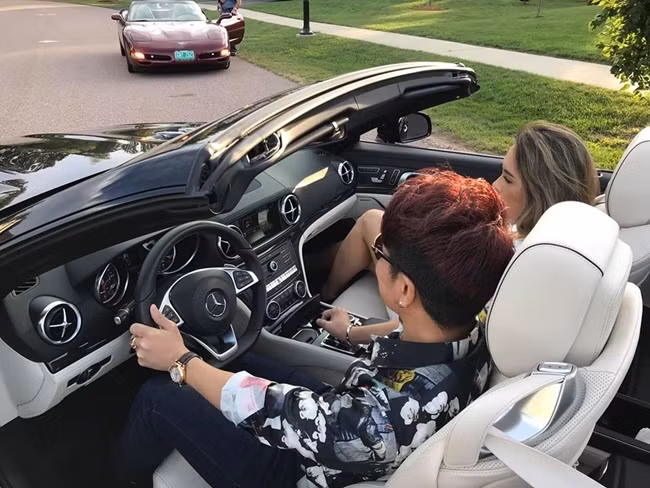 Trong một lần sang Mỹ biểu diễn, Lương Gia Huy khéo léo khoe đồng hồ, nhẫn khi lái chiếc xe mui trần. Ảnh: Vietnamnet.