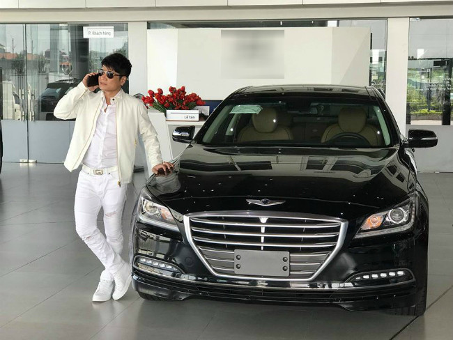 Nam ca sĩ cũng sở hữu xe hơi riêng làm phương tiện đi lại. Tuy nhiên, Lương Gia Huy ít khi khoe mẽ tài sản riêng trên mạng xã hội. Ảnh: Dân Việt.