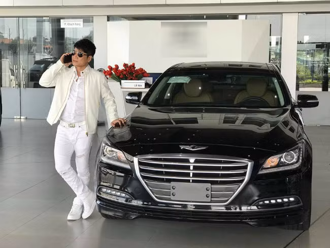 Nam ca sĩ cũng sở hữu xe hơi riêng làm phương tiện đi lại. Tuy nhiên, Lương Gia Huy ít khi khoe mẽ tài sản riêng trên mạng xã hội. Ảnh: Dân Việt.