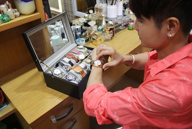 Bên cạnh đó, "Vua nhạc sàn"Lương Gia Huy còn có bộ sưu tập đồng hồ ấn tượng được anh mua tại Việt Nam và nước ngoài trong những lần đi biểu diễn. Ảnh: Vietnamnet.