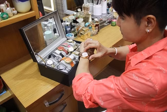 Bên cạnh đó, "Vua nhạc sàn"Lương Gia Huy còn có bộ sưu tập đồng hồ ấn tượng được anh mua tại Việt Nam và nước ngoài trong những lần đi biểu diễn. Ảnh: Vietnamnet.