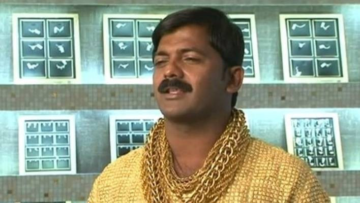 Ngoài áo bằng vàng, ông Phuge còn tậu 2 chiếc vòng tay cỡ đại, 5 chiếc vòng cổ và đeo nhẫn trên các ngón tay. Tất cả các món trang sức này đều được làm từ vàng. Ông có lần đeo 10-15kg vàng trên người. Ảnh: Hindustantimes.