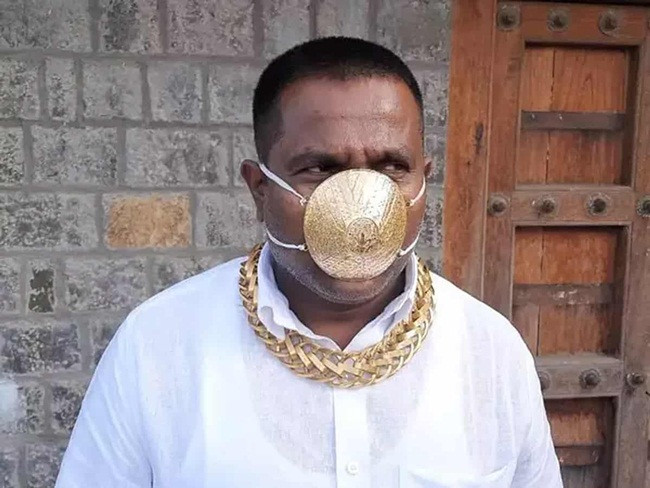 Chiếc khẩu trang được làm để đeo với mục đích phòng Covid-19. Trên khẩu trang có các lỗ nhỏ để có thể thở. Ảnh: Reuters