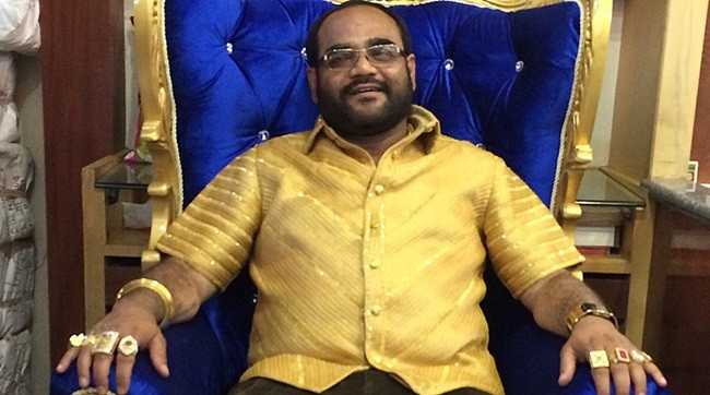 Chiếc áo sơ mi của Pankaj Parakh làm hoàn toàn từ vàng nặng tới 4kg, khiến ông trông giống hệt như một cây vàng di động khi ra ngoài. Ảnh: Wealthymatters.